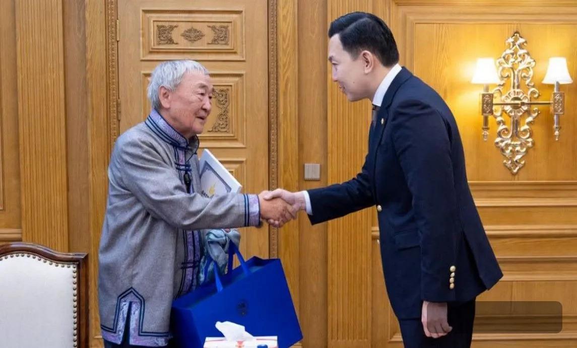 Ерөнхий сайд Н.Учрал Монгол Улсын гавьяат багш С.Шаарийбууг 3 өрөө байраар шагналаа